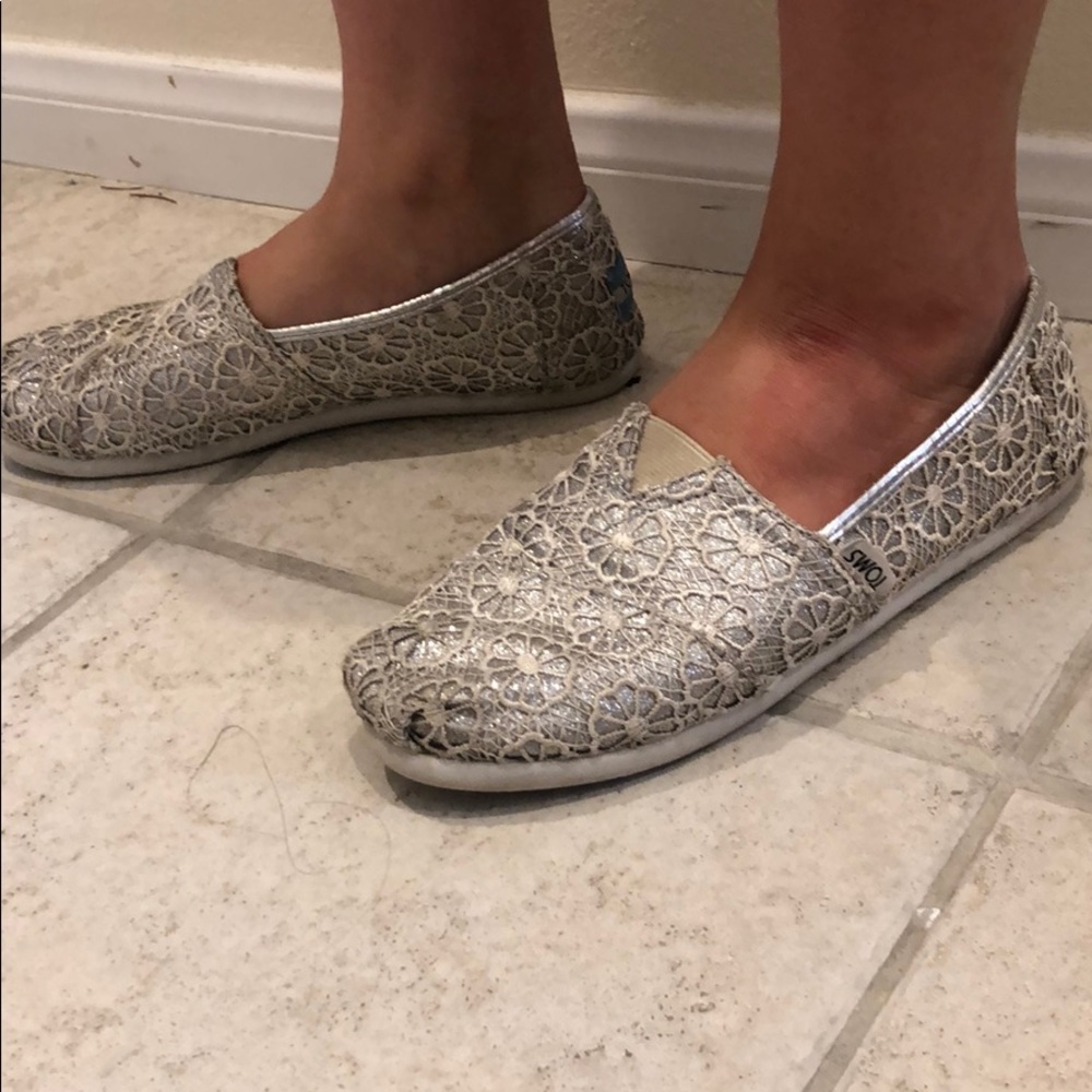 TOMS crochet silver size 5